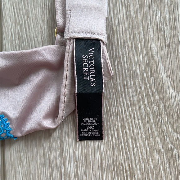 Victoria Secret 💕 Very Sexy Push Up Bra - Picture 4 of 4